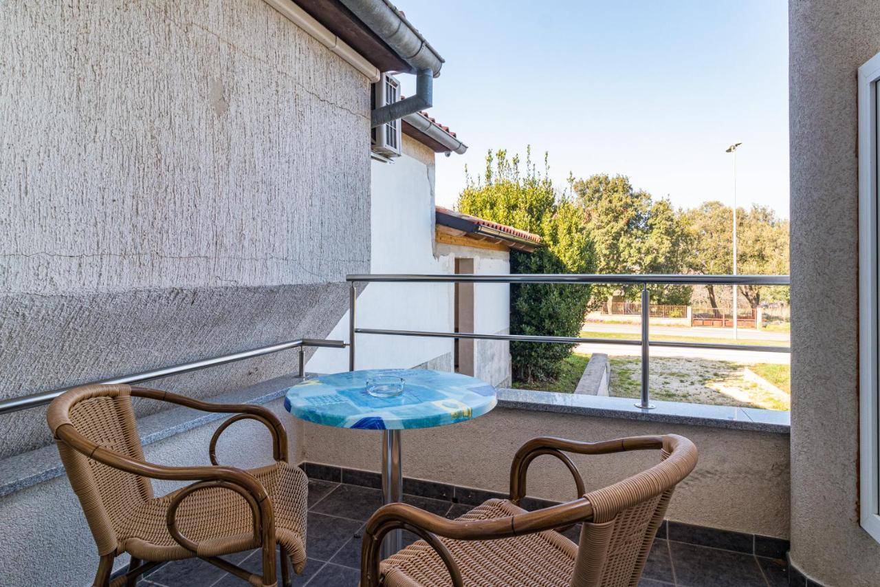 Apartments And Rooms Alenka Banjole Exterior foto