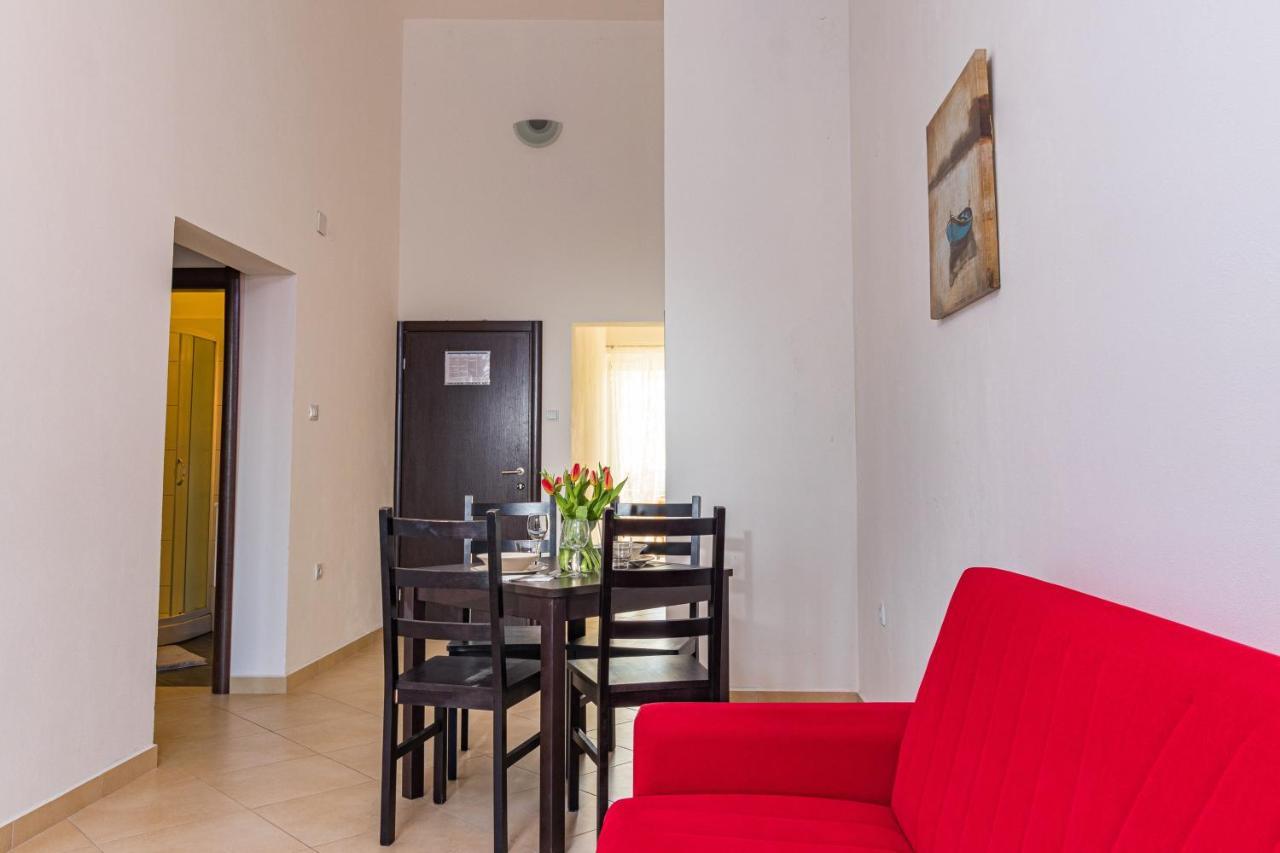 Apartments And Rooms Alenka Banjole Exterior foto