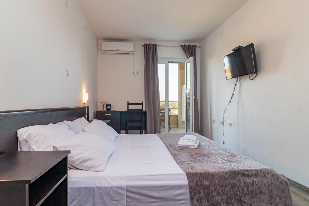 Apartments And Rooms Alenka Banjole Exterior foto