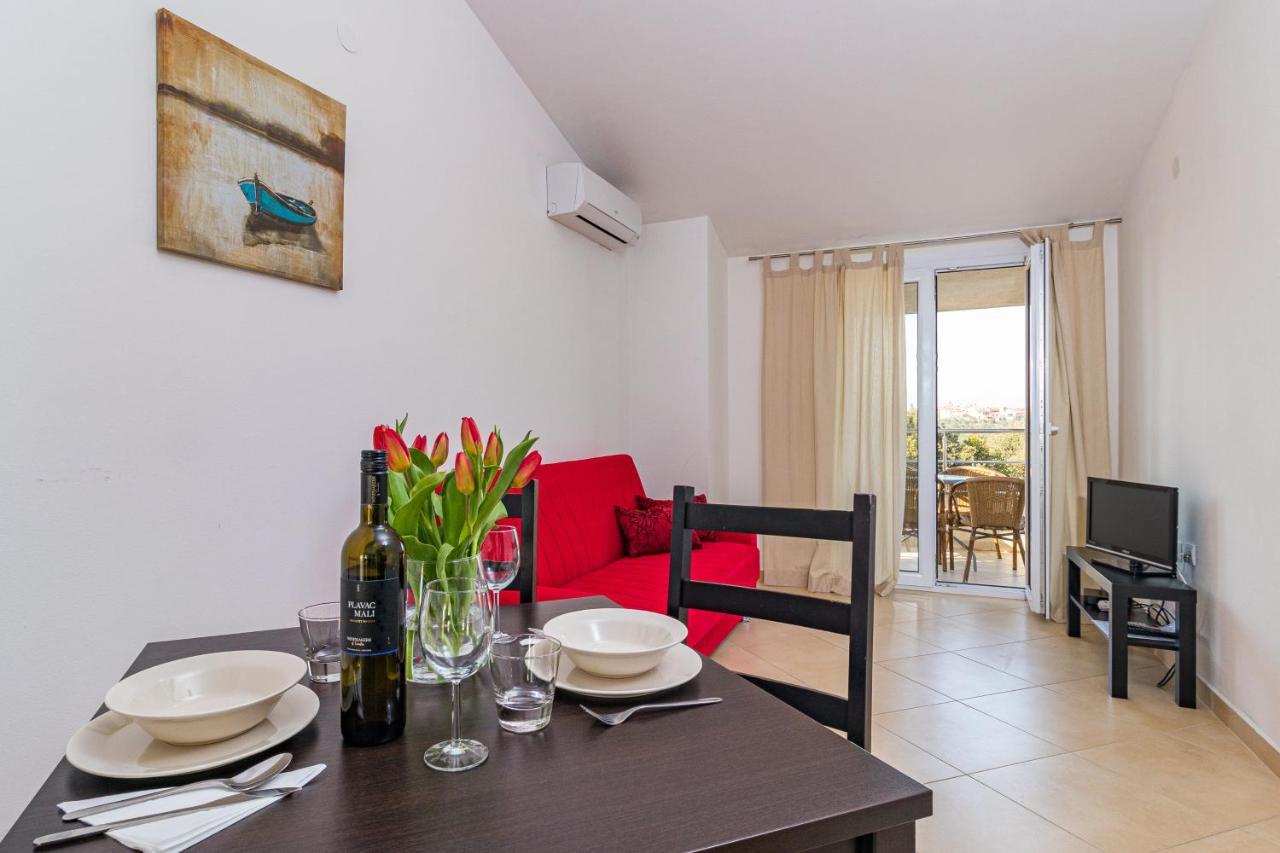 Apartments And Rooms Alenka Banjole Exterior foto