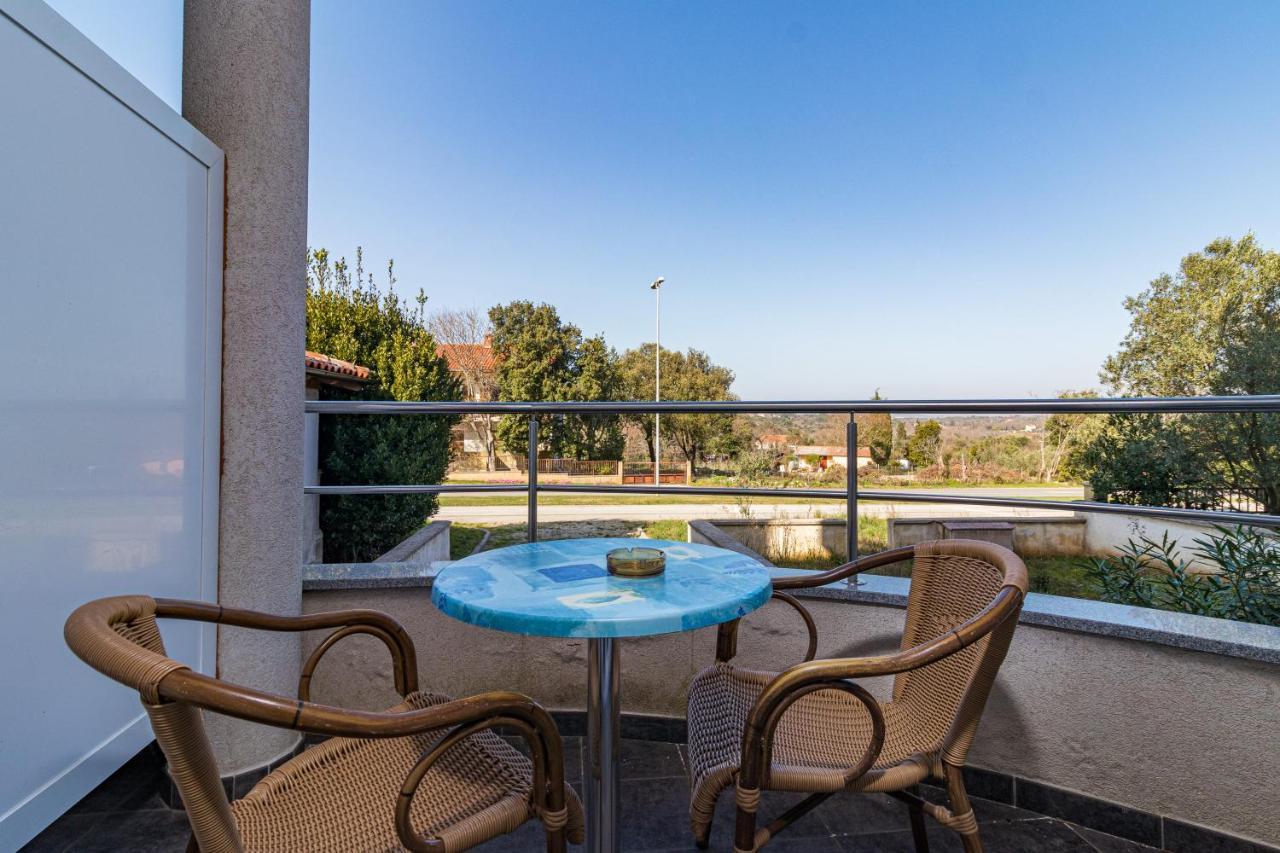 Apartments And Rooms Alenka Banjole Exterior foto