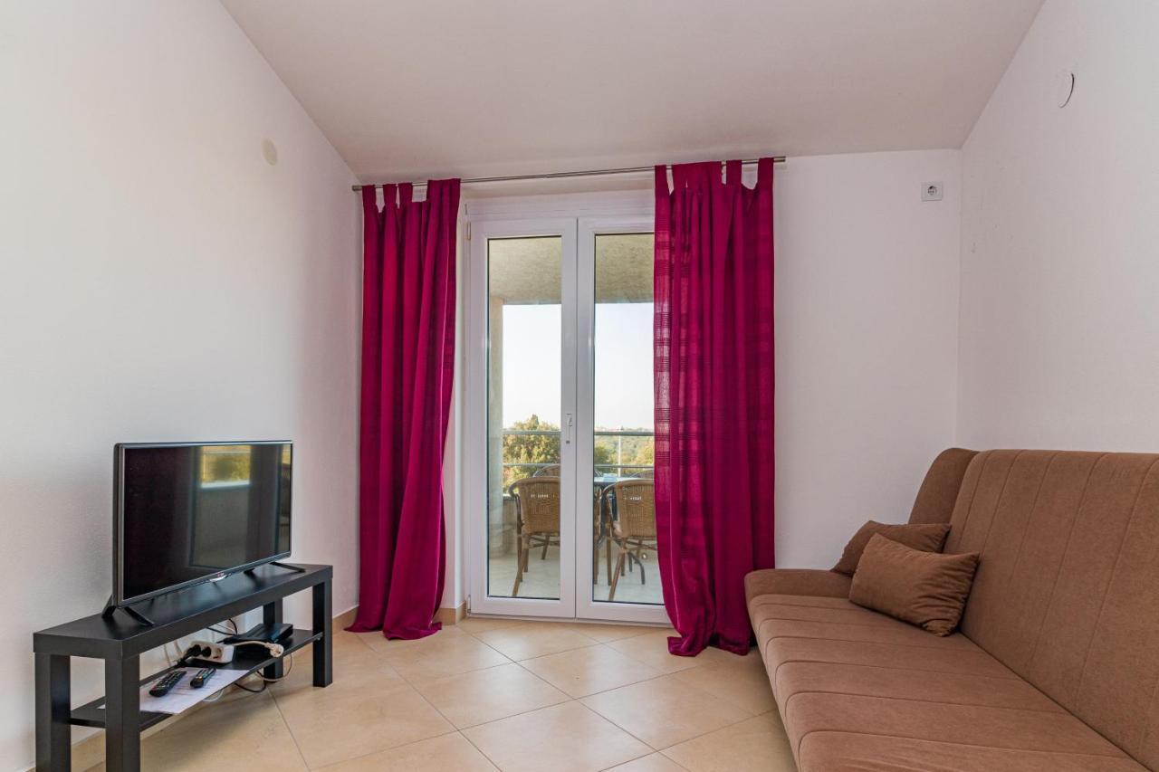 Apartments And Rooms Alenka Banjole Exterior foto