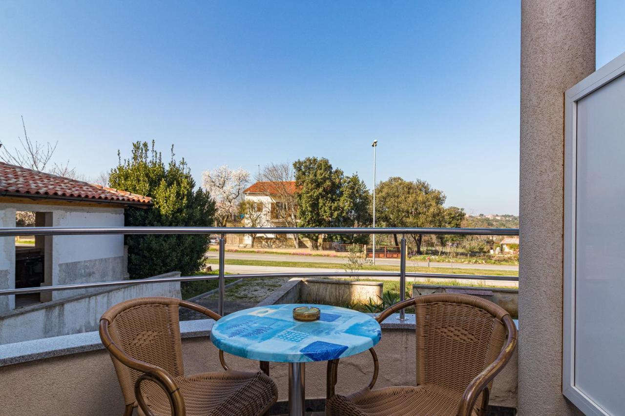 Apartments And Rooms Alenka Banjole Exterior foto