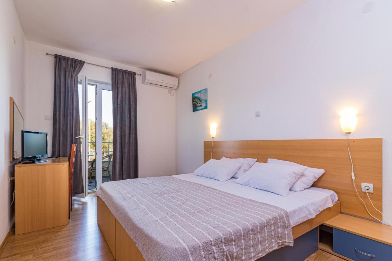 Apartments And Rooms Alenka Banjole Exterior foto