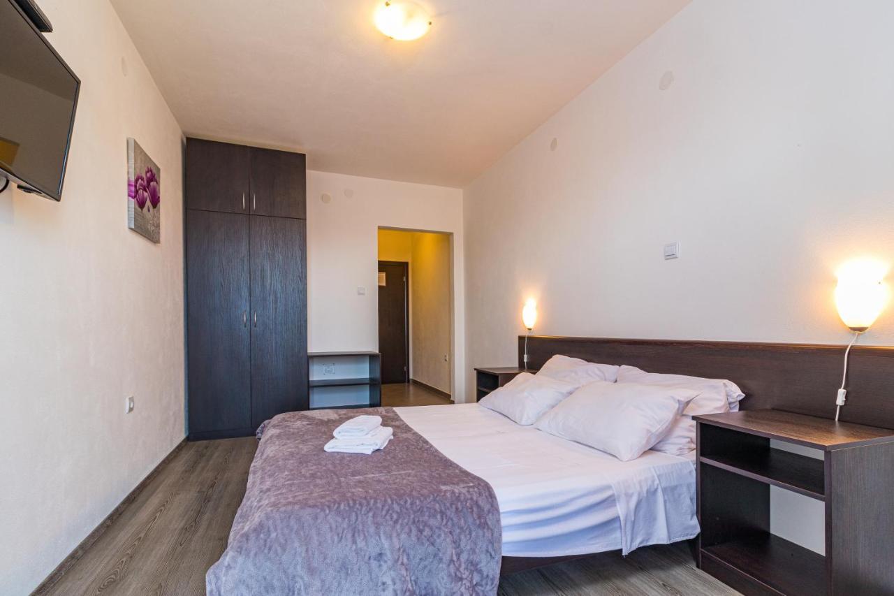 Apartments And Rooms Alenka Banjole Exterior foto