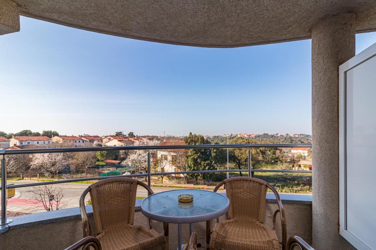 Apartments And Rooms Alenka Banjole Exterior foto
