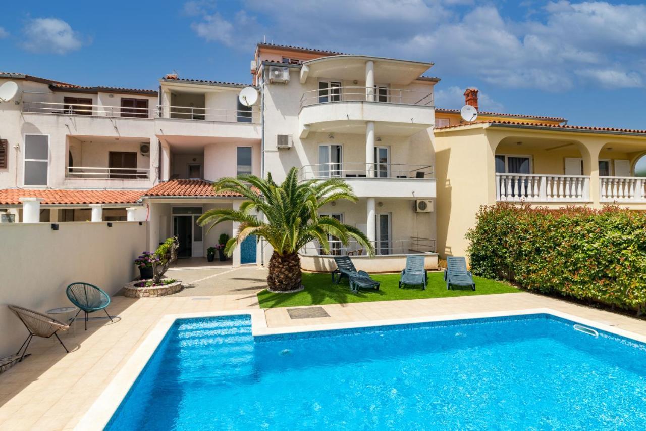 Apartments And Rooms Alenka Banjole Exterior foto