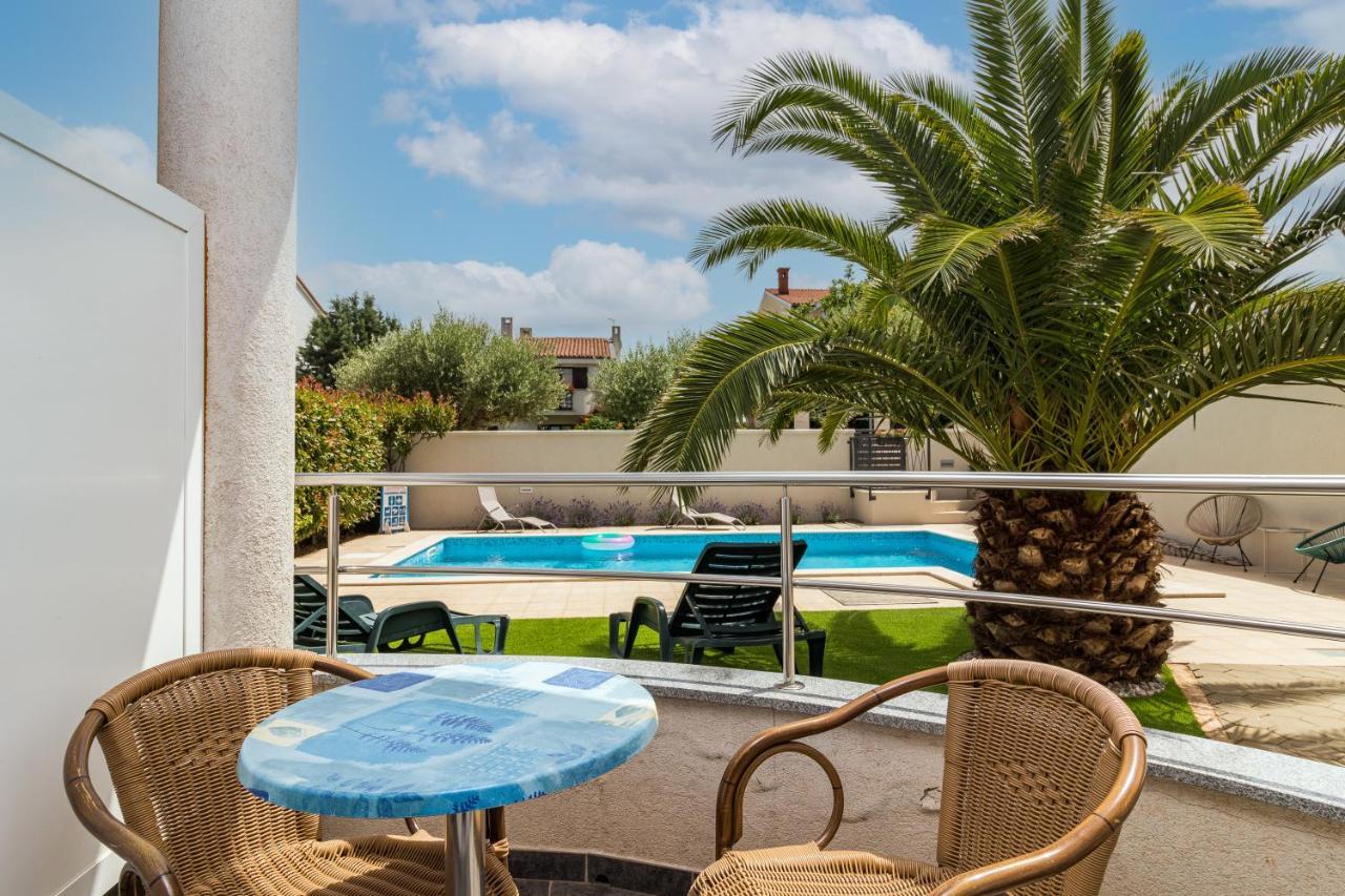 Apartments And Rooms Alenka Banjole Exterior foto
