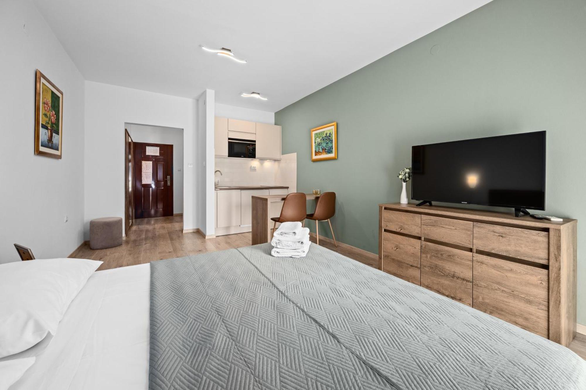 Apartments And Rooms Alenka Banjole Exterior foto